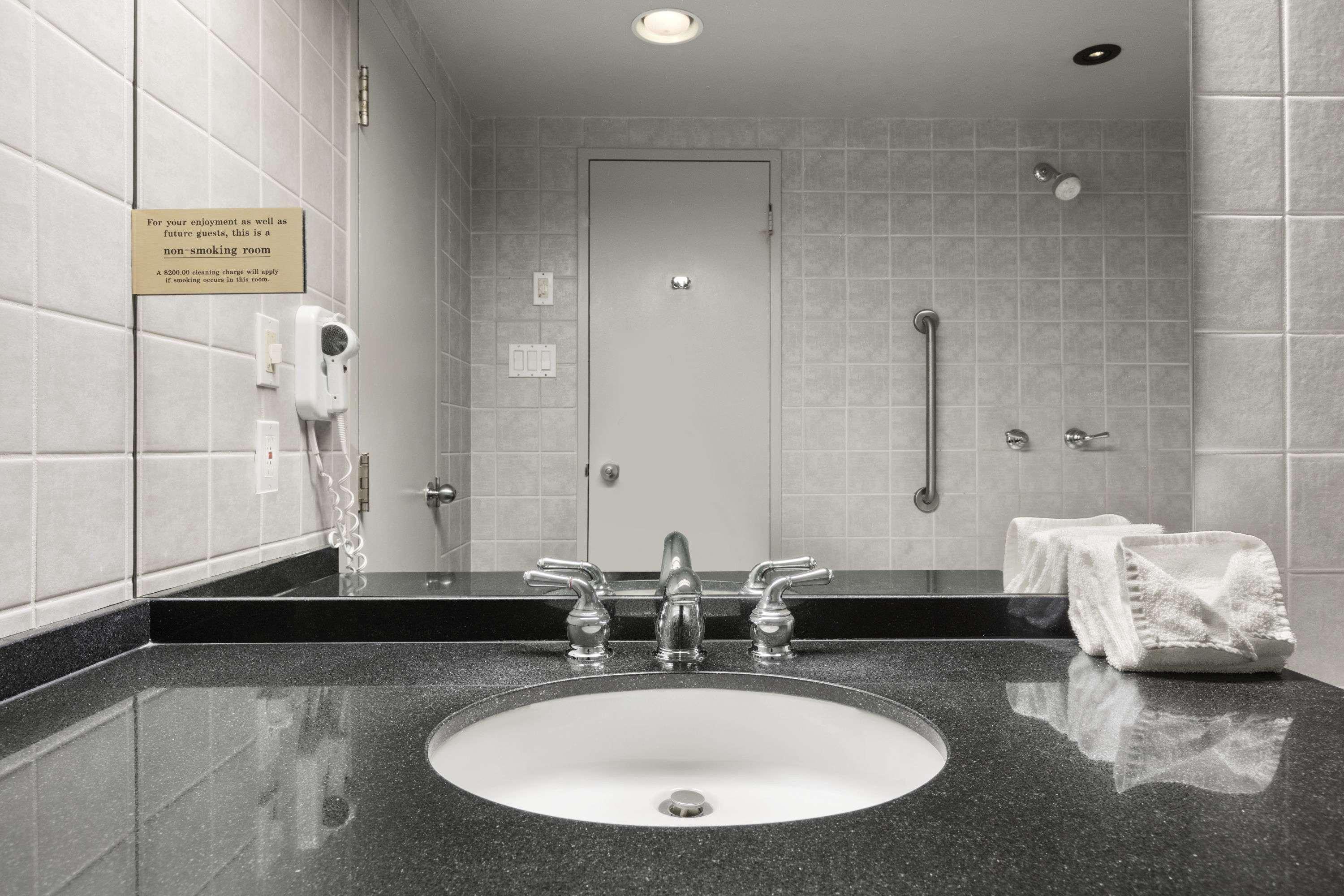 Days By Wyndham West Hotel Ottawa