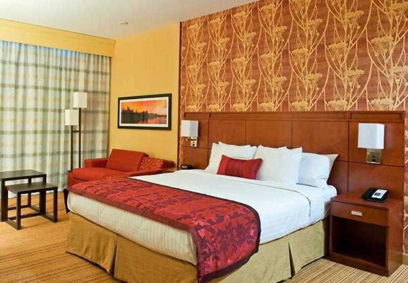 Courtyard By Marriott East Hotel