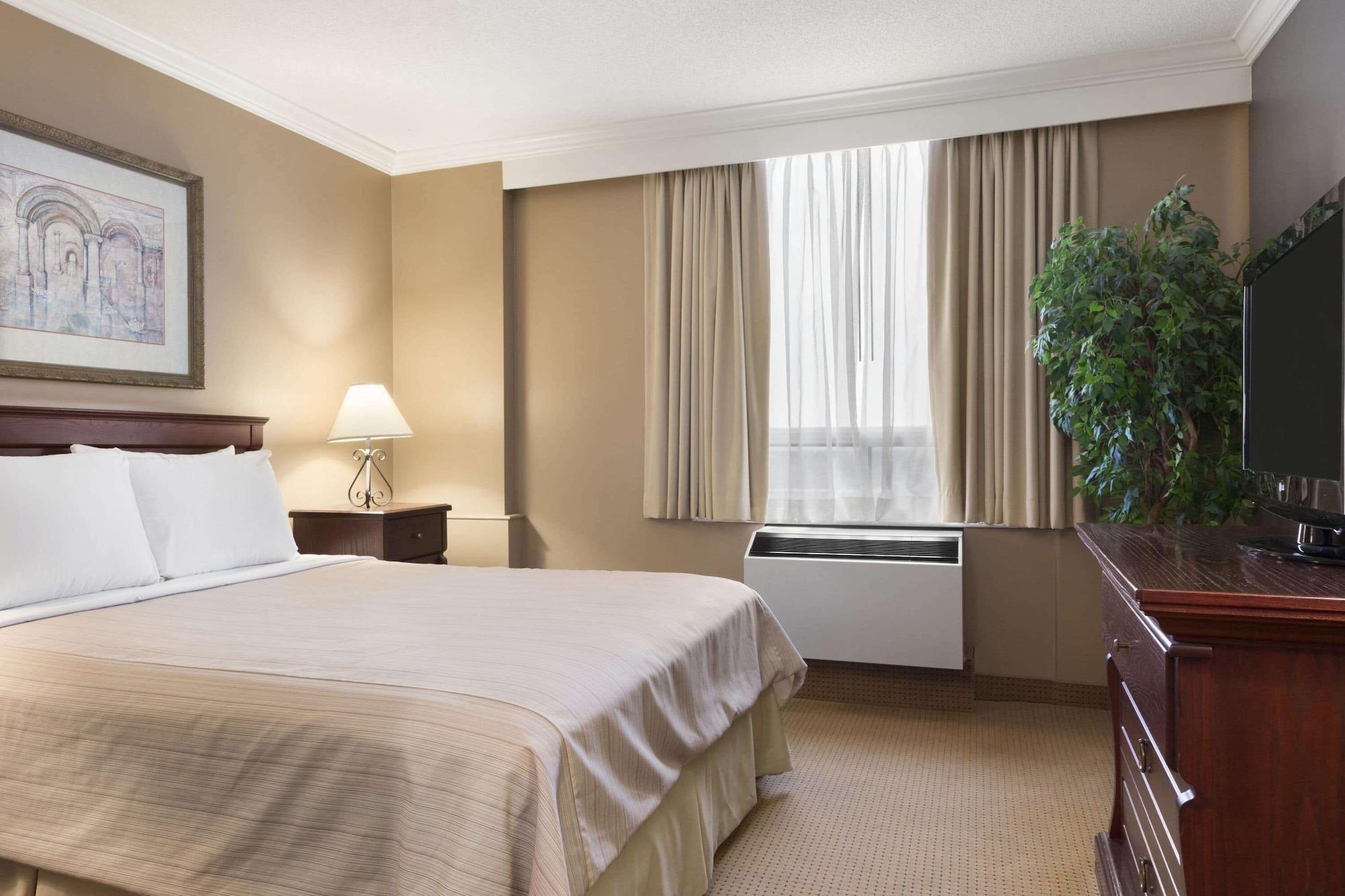 Days By Wyndham West Hotel