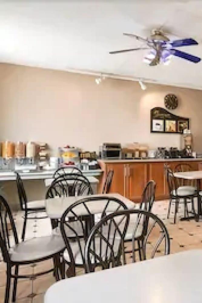 Days By Wyndham West Hotel 3*