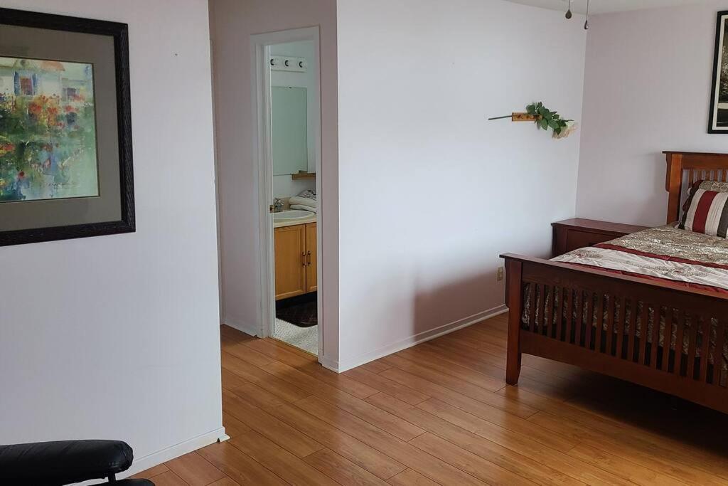 Entire 9 Person House With Sky Light