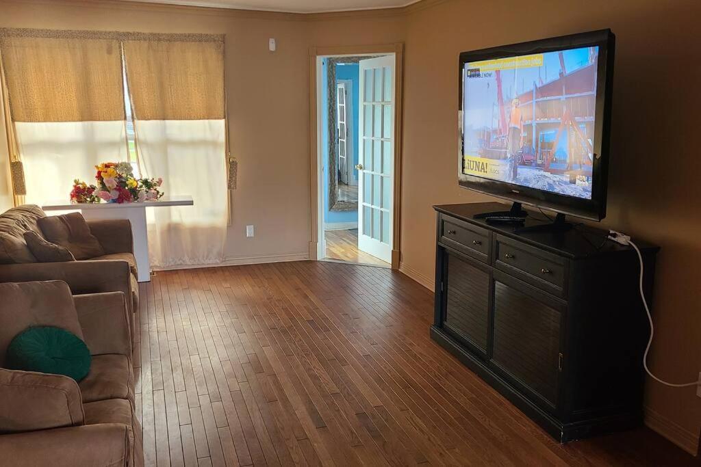 Entire 9 Person House With Sky Light * Ottawa