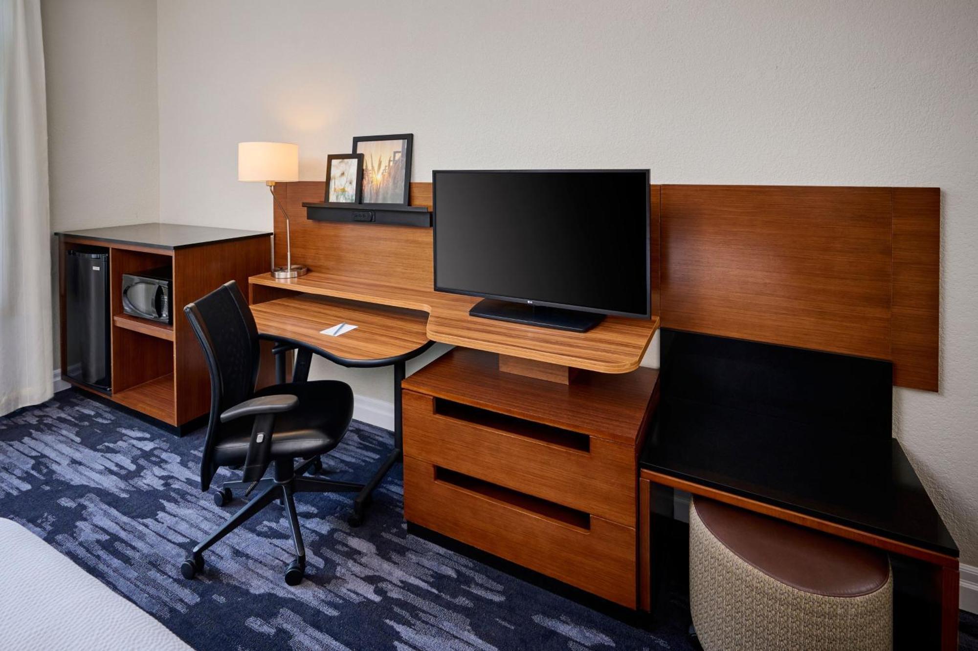 Fairfield & By Marriott Kanata 3*