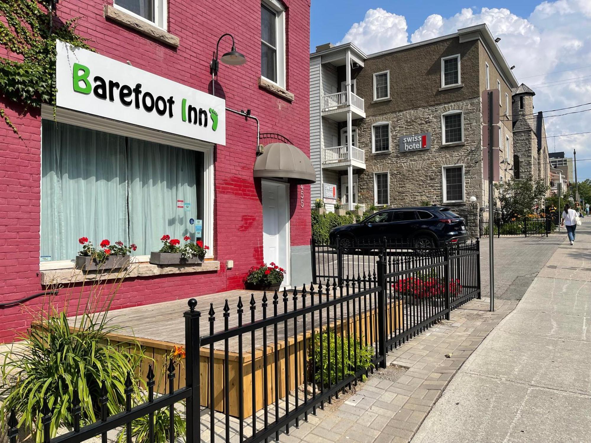 Barefoot Hostel *