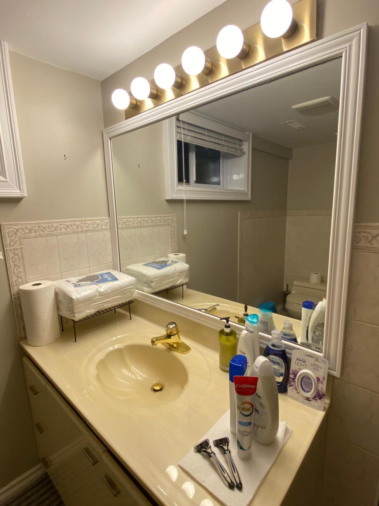 Spacious -walkout Basement- 4 Guests! -dedicated Workspace-no Pet! No Cooking! No Smoking! No Party!