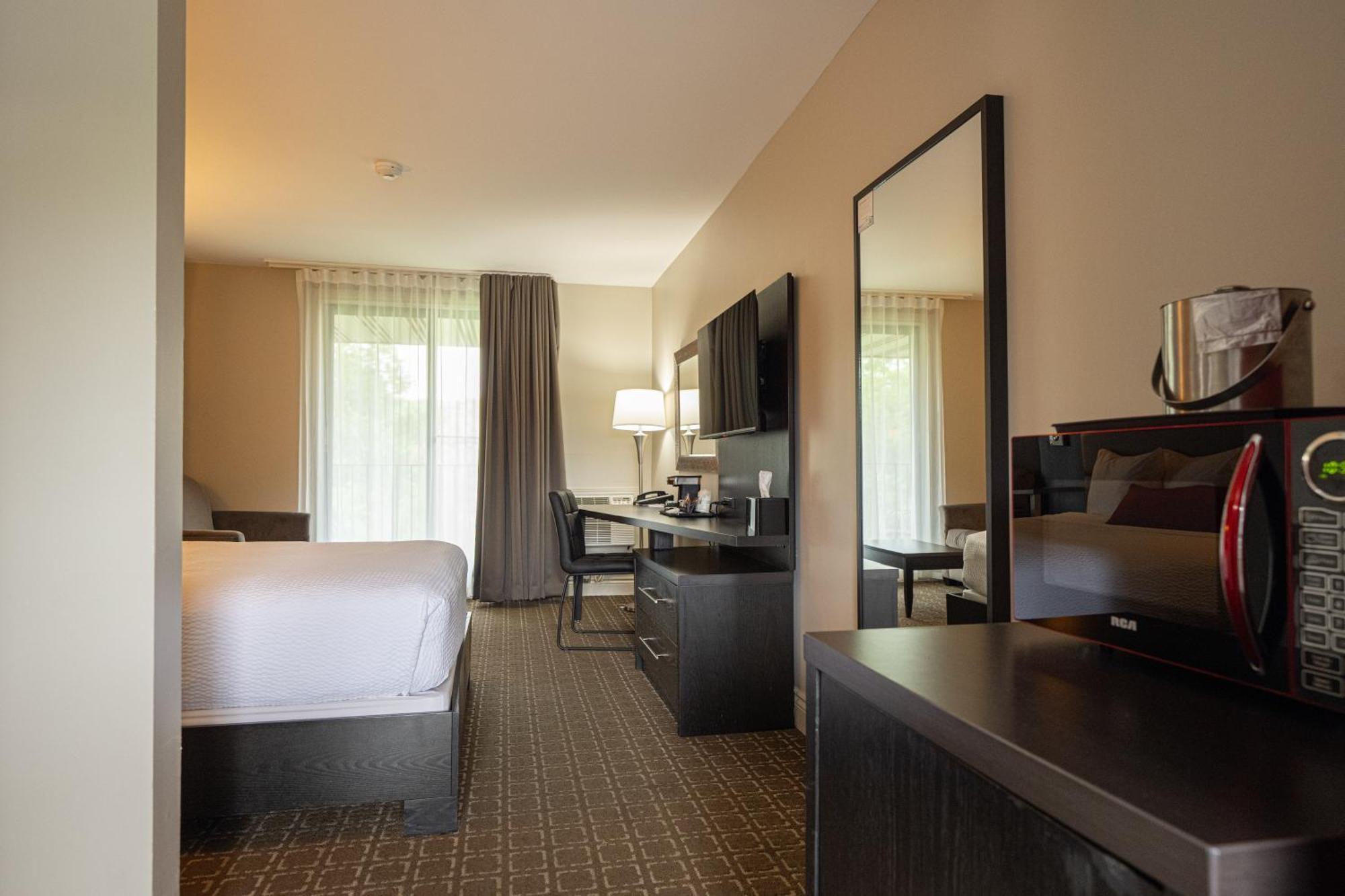 Ramada By Wyndham On The Rideau Hotel
