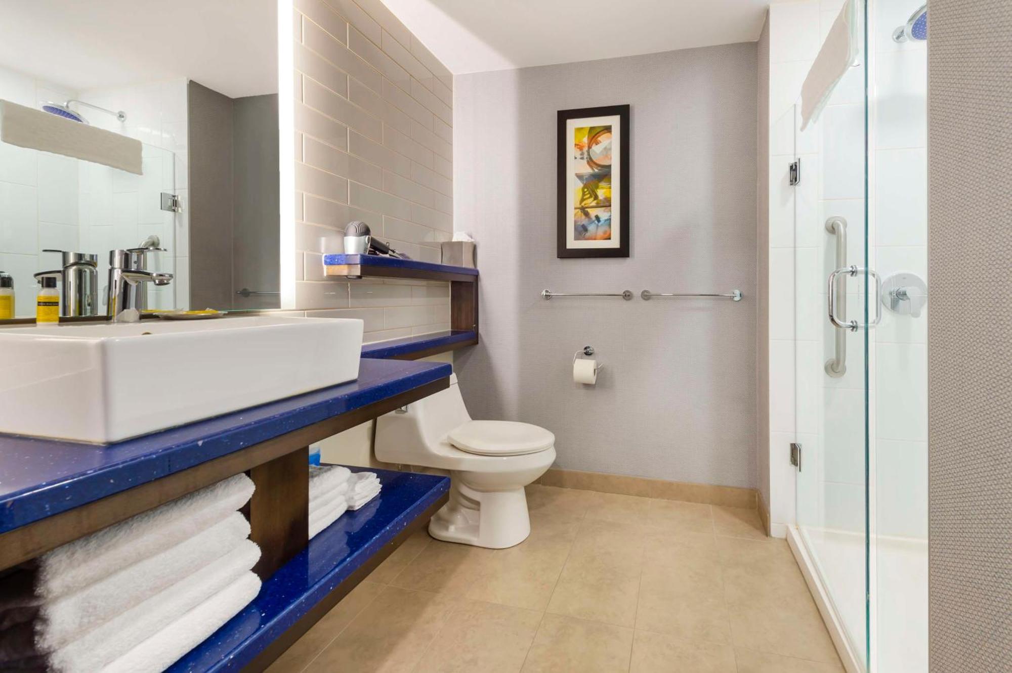 Hotel Glo Western Kanata West 3*