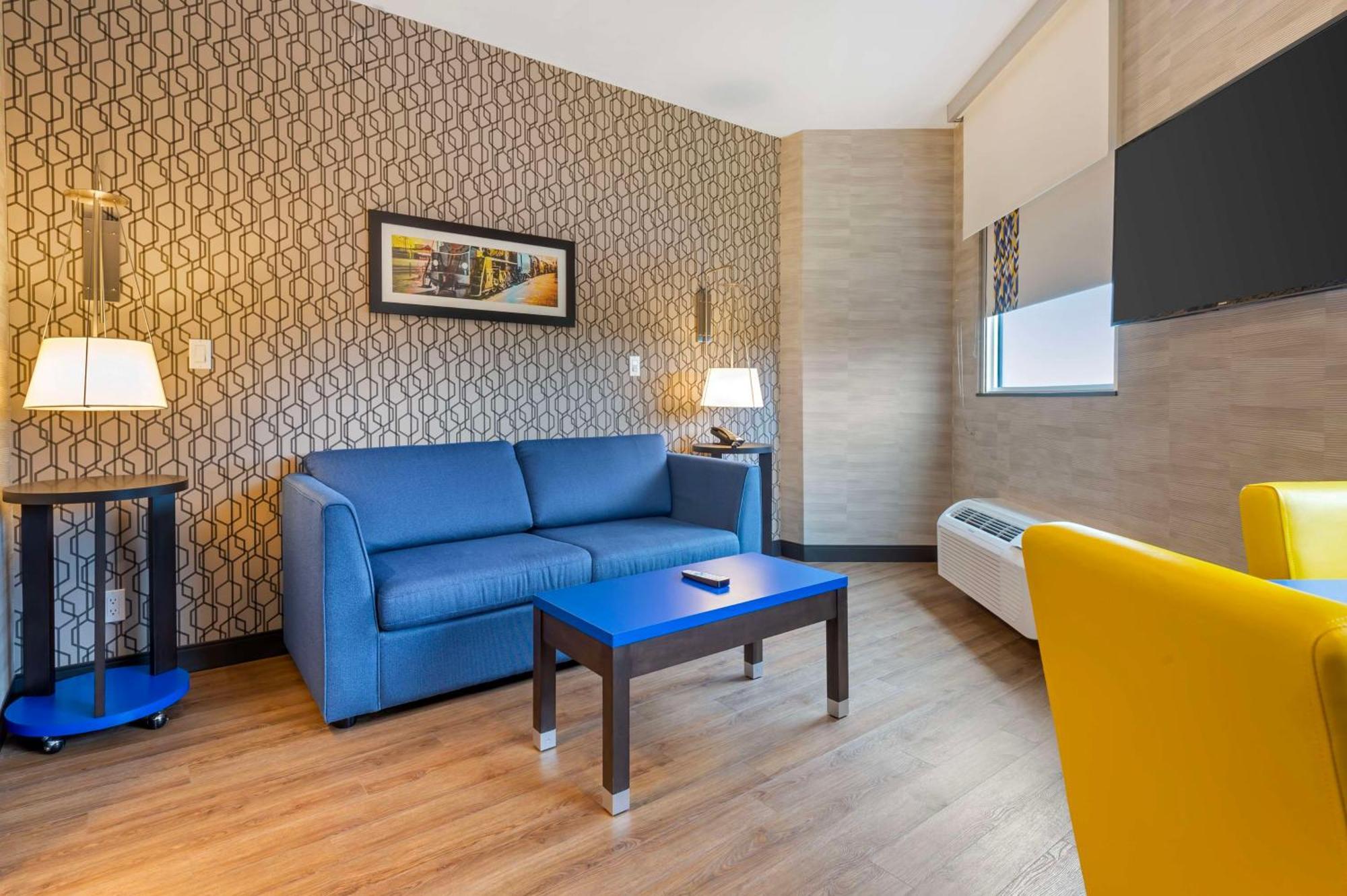 Glo Western Kanata West Hotel