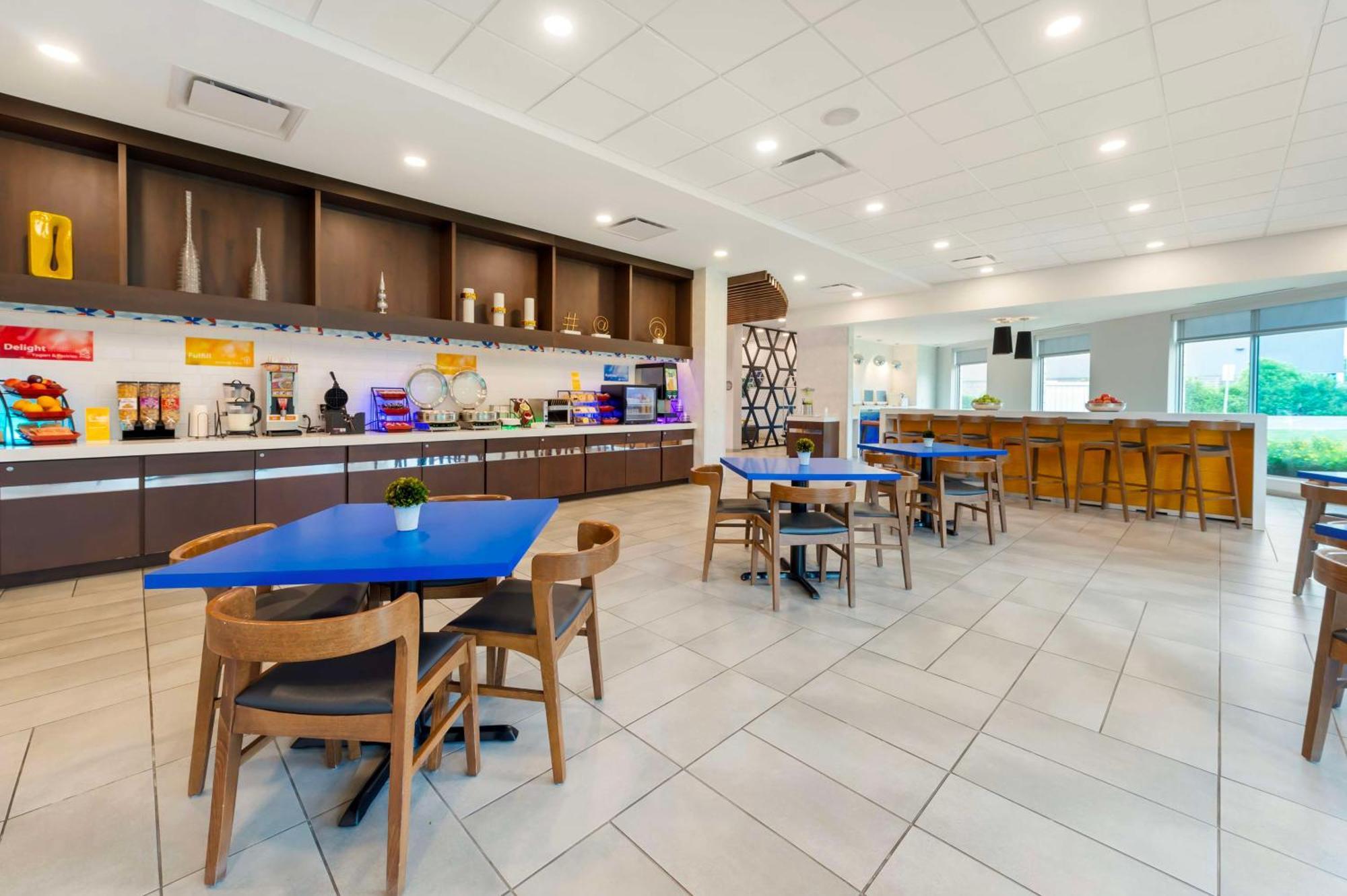 Hotel Glo Western Kanata West 3*