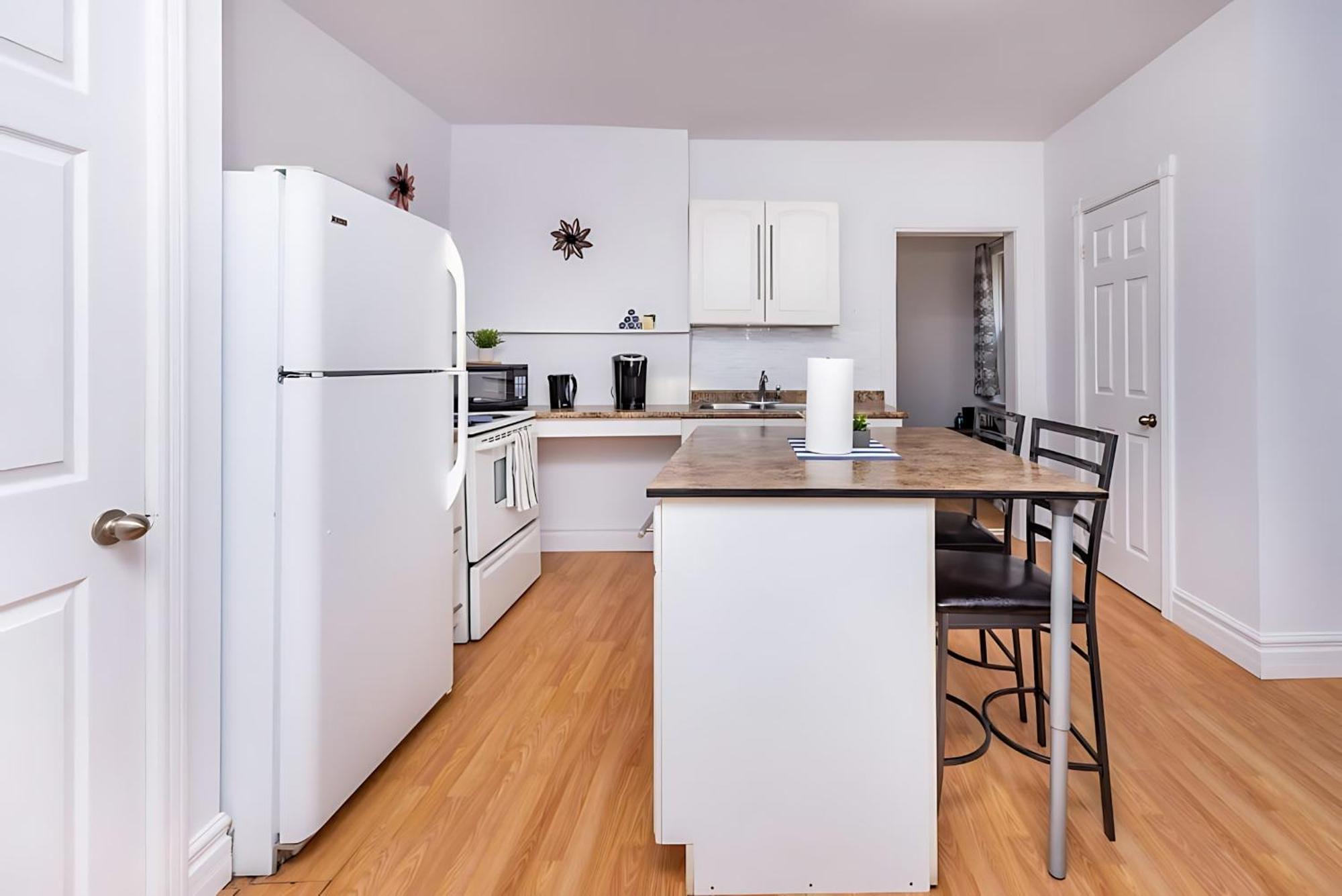 Pet-friendly - Steps To Rideau Centre Apartment *