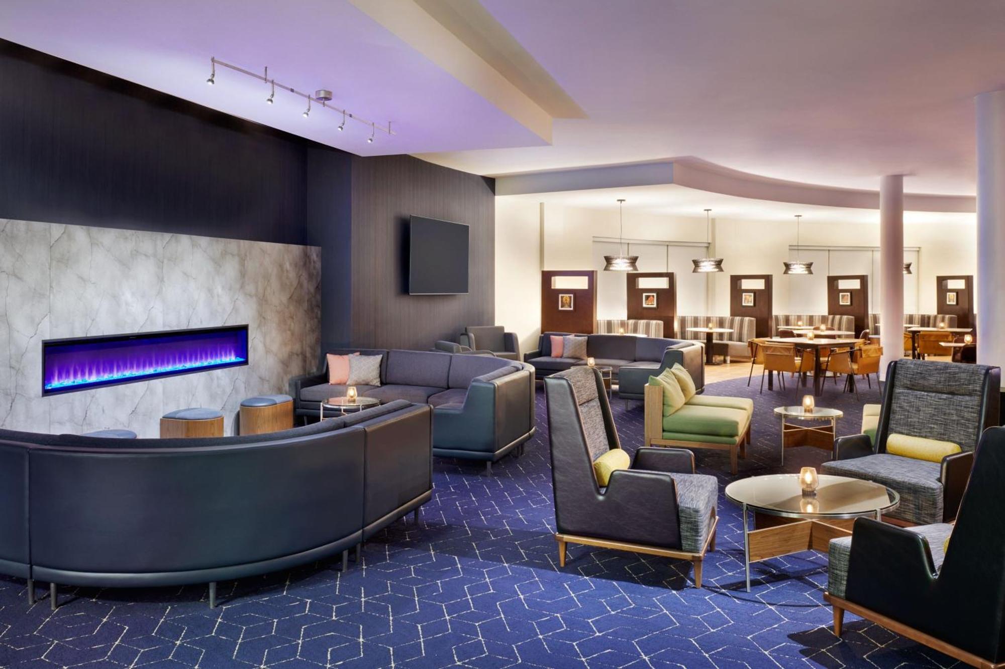 Courtyard By Marriott East Hotel