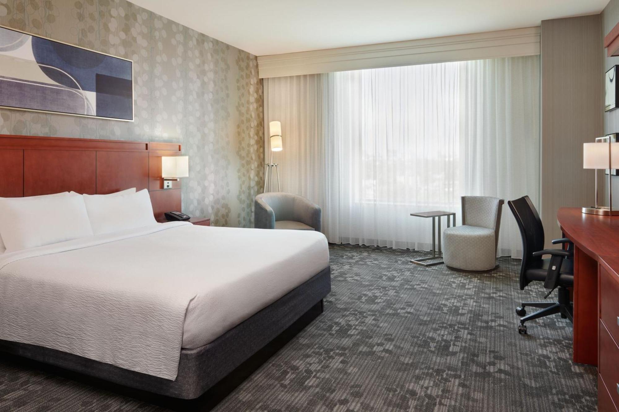 Courtyard By Marriott East Hotel