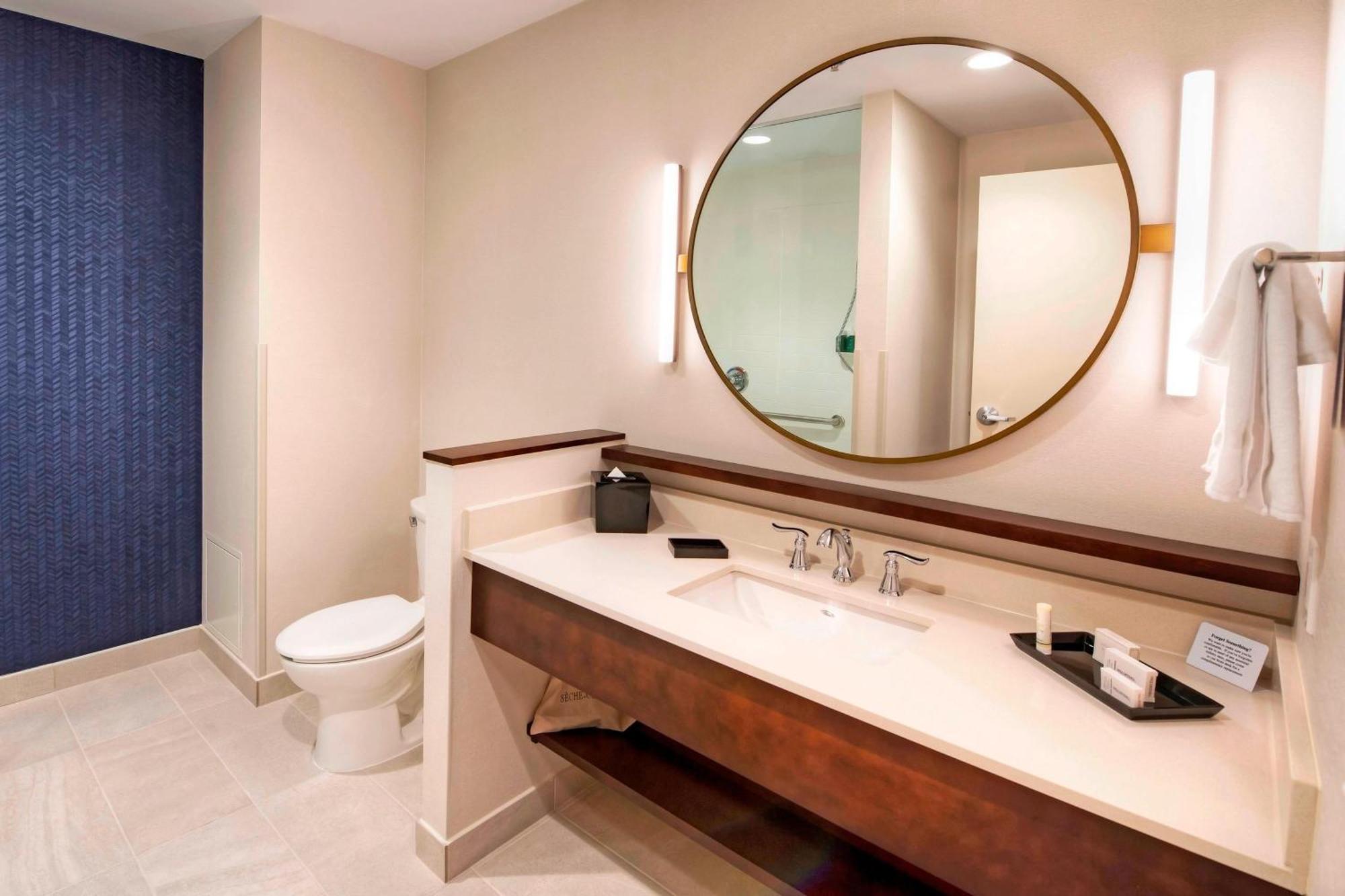 Hotel Fairfield & By Marriott Airport