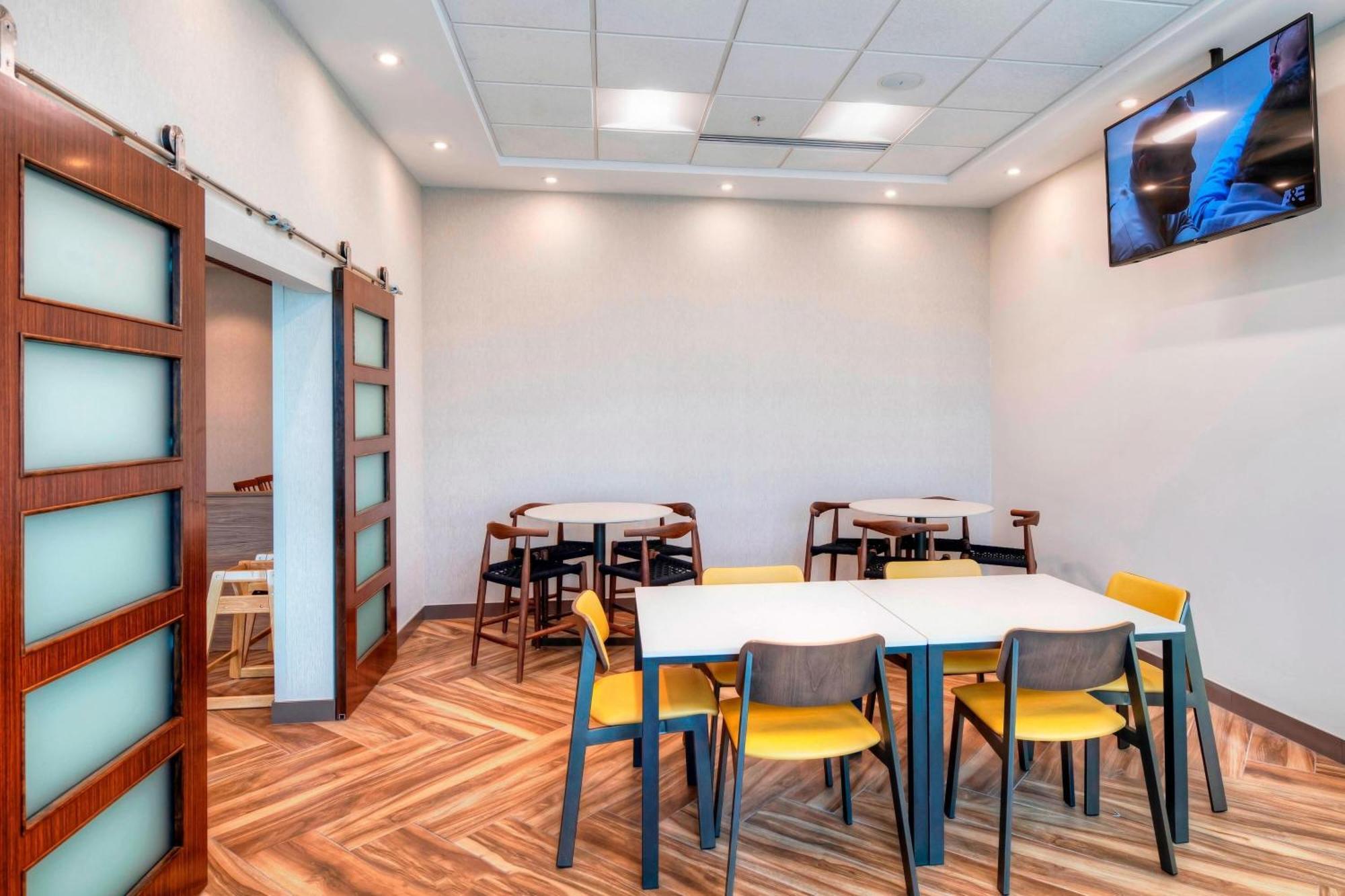 Fairfield & By Marriott Airport Ottawa