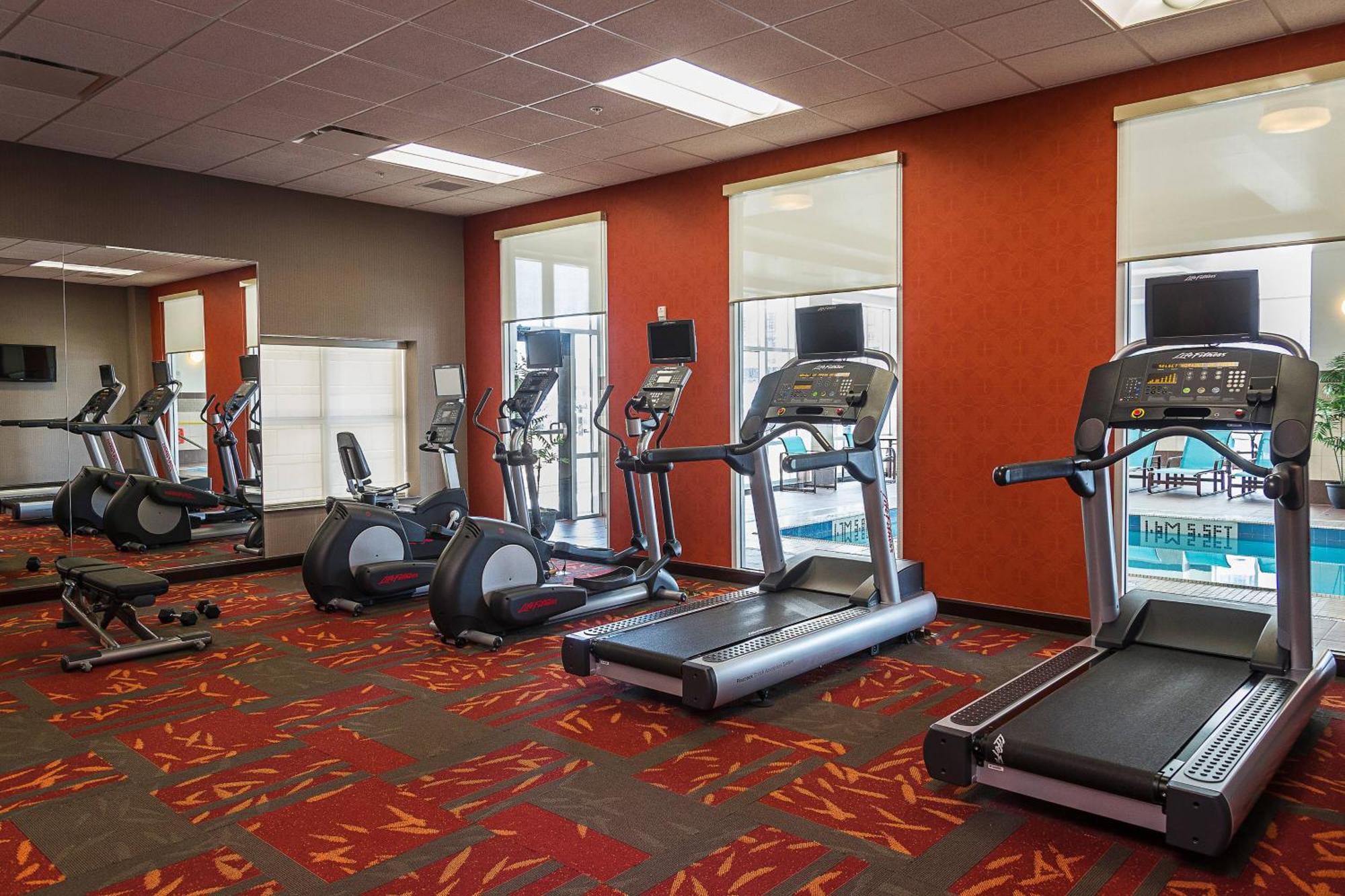 By Marriott Airport Hotel Ottawa