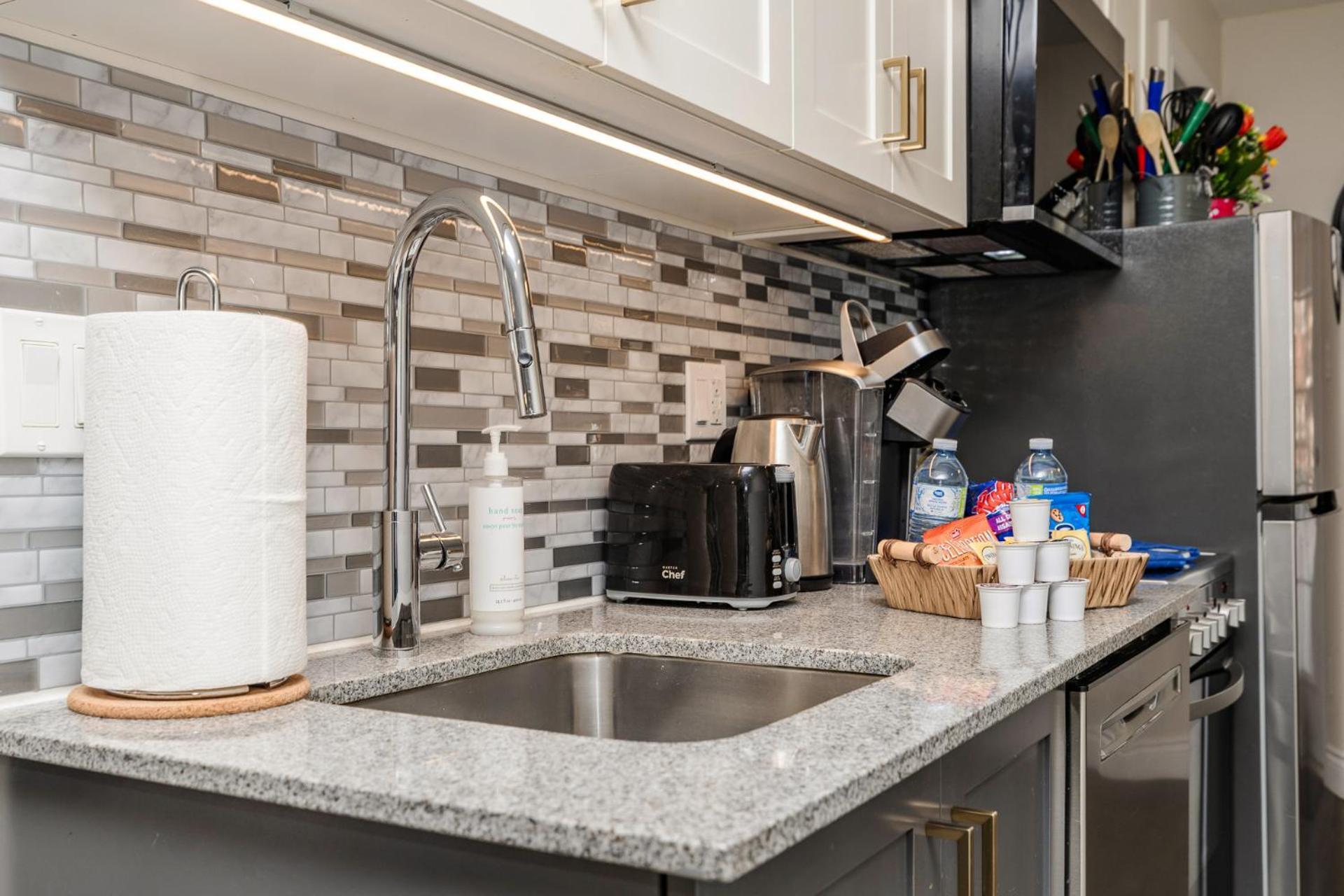 Pet-friendly 2br - Near University Apartment