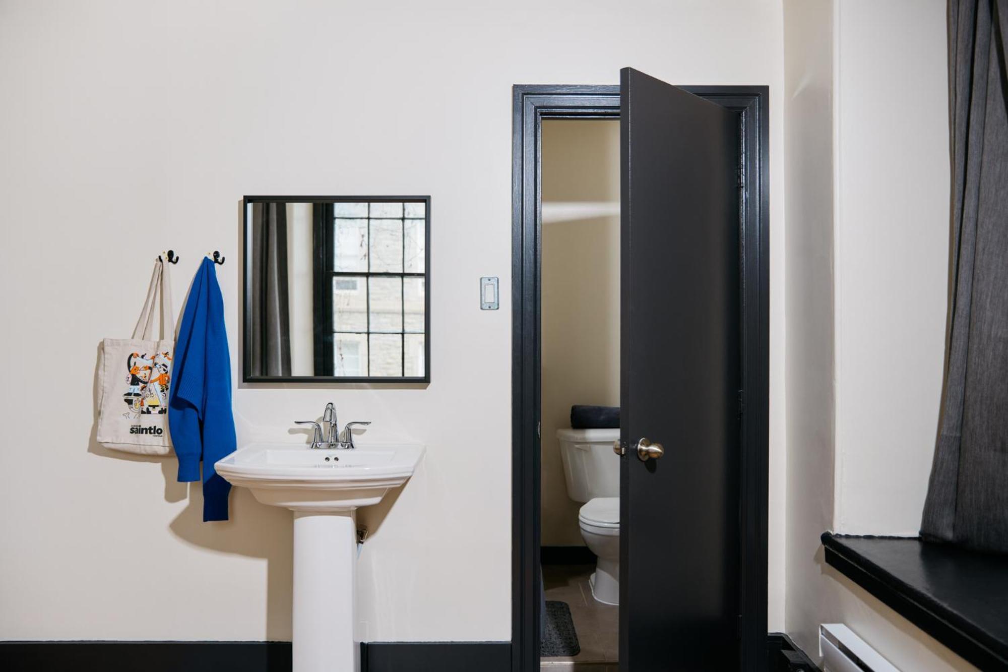 Saintlo Ottawa Jail Hostel Hostel