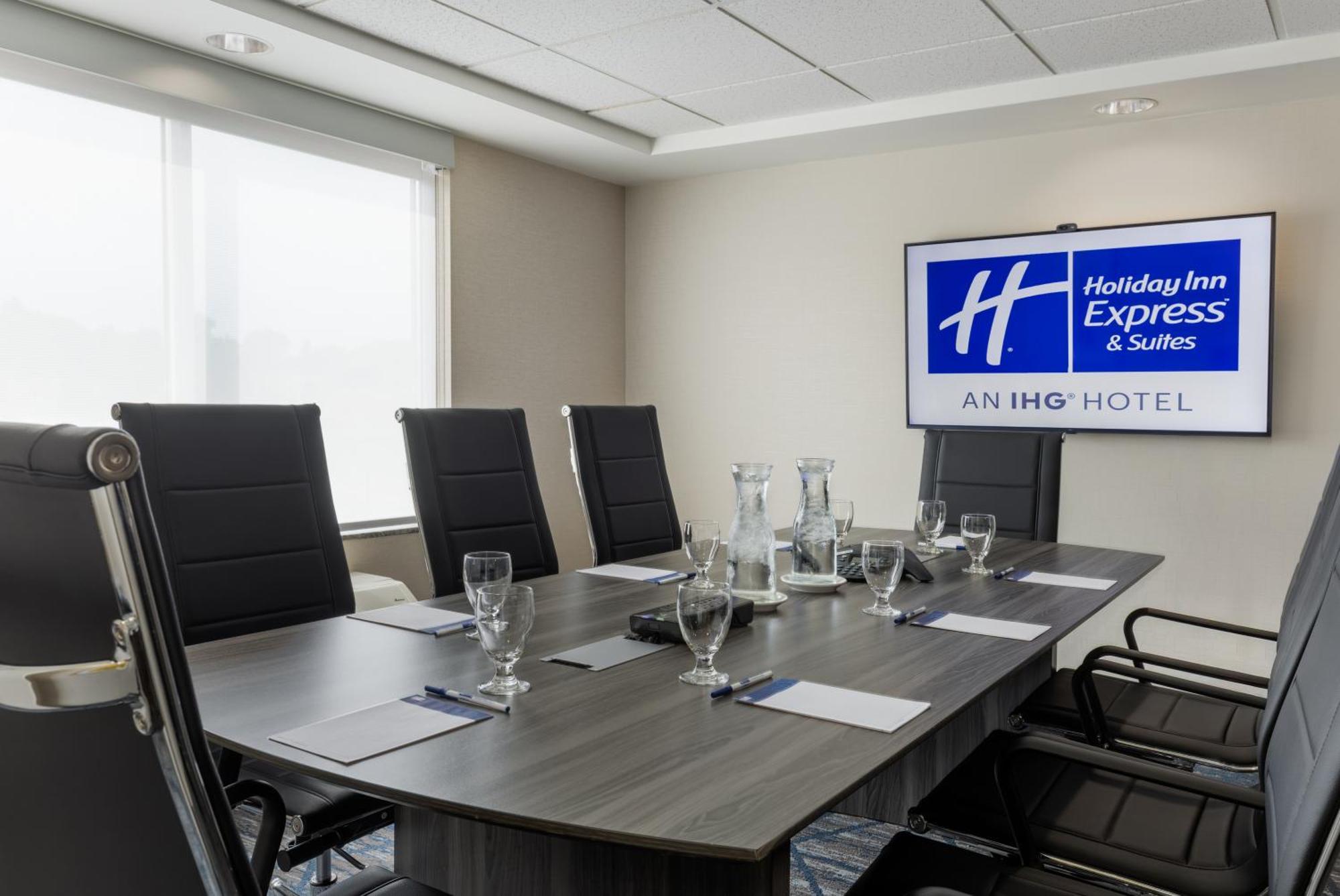 Express & East-orleans By Ihg Hotel 2*