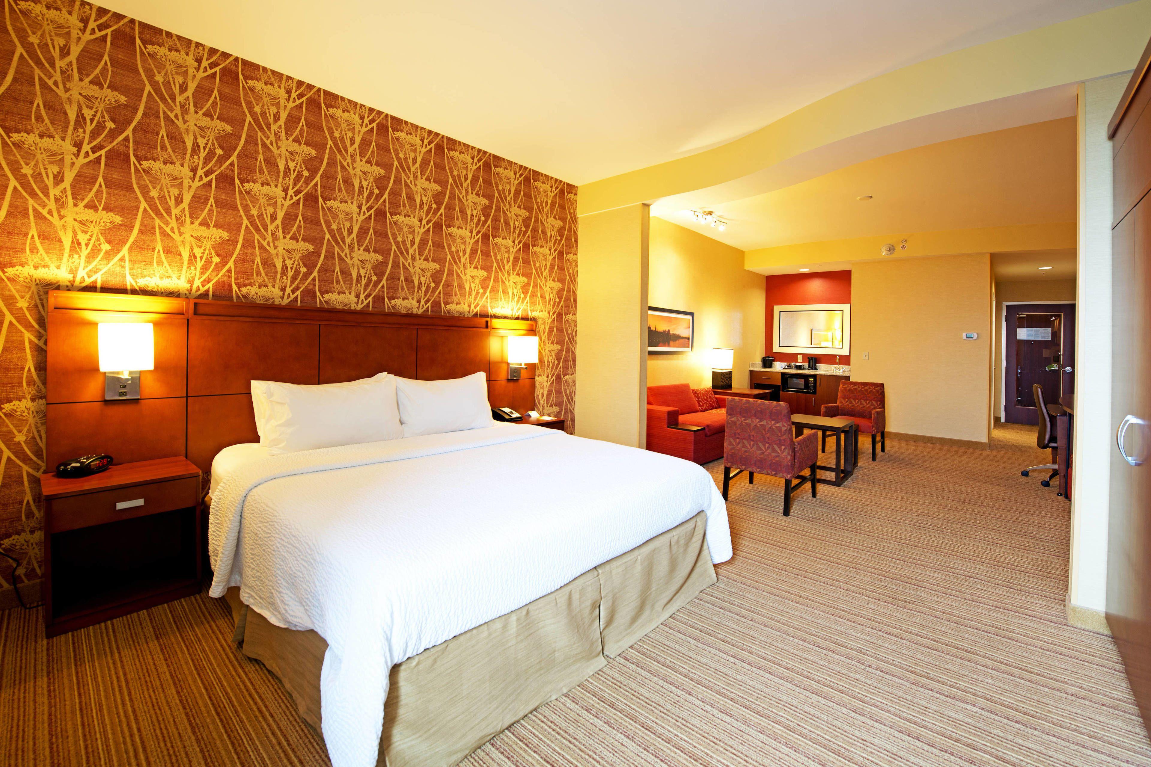 Courtyard By Marriott East Hotel