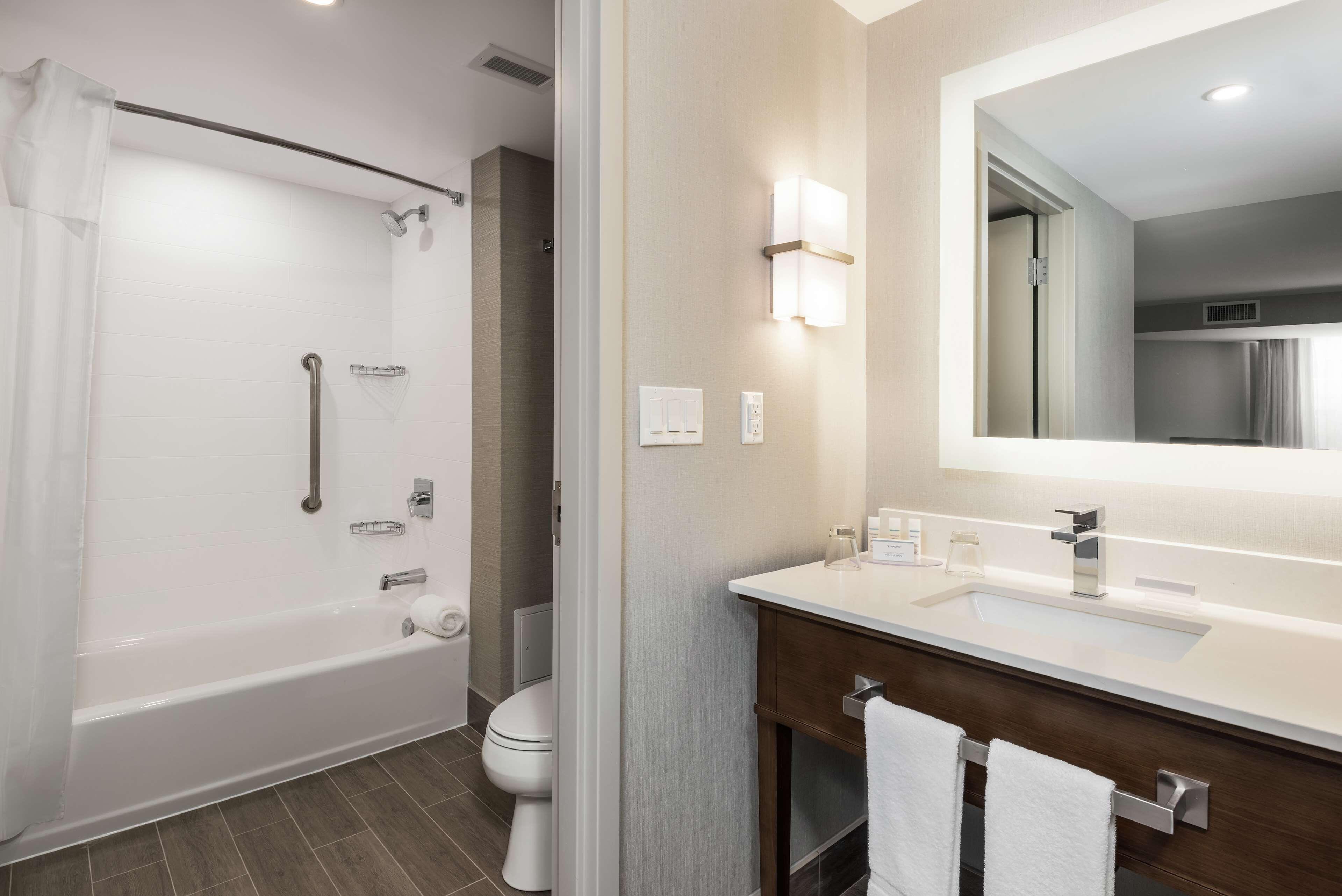 Hotel Homewood By Hilton Downtown