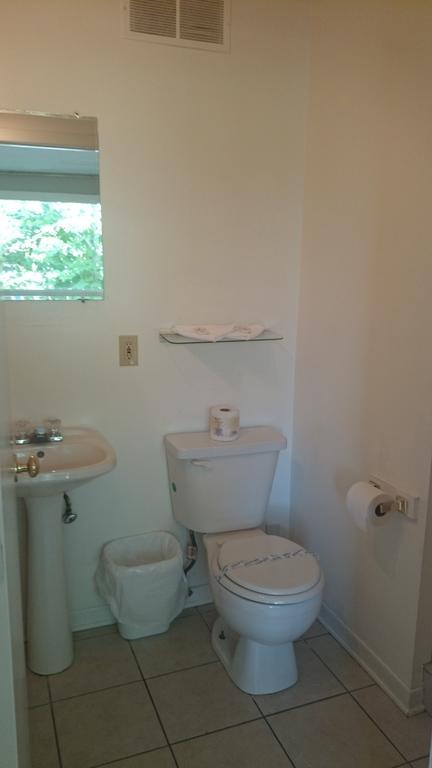 Richmond Plaza Motel *
