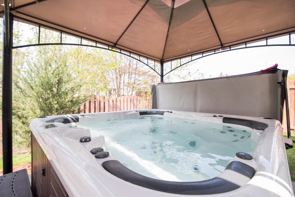 Kashy Homes Luxury With Hot Tub Holiday home *