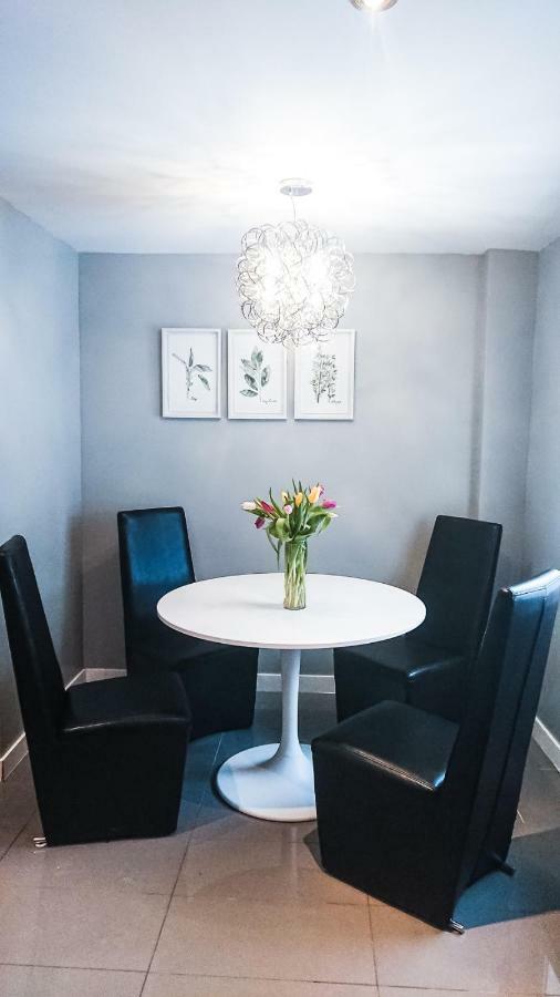 Spacious 3 Bdrm Near Downtown Holiday home *