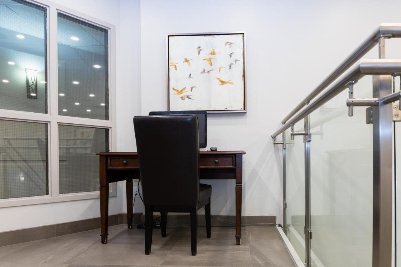 Motel Adam's Airport